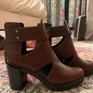 Sorel Women’s Margo cut-out boots